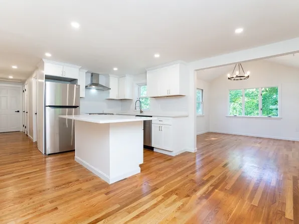 39 Mark Ave, Reading, MA 01867