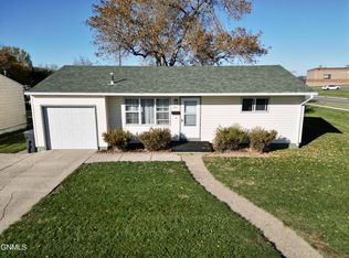 100 12th St NW, Mandan, ND 58554