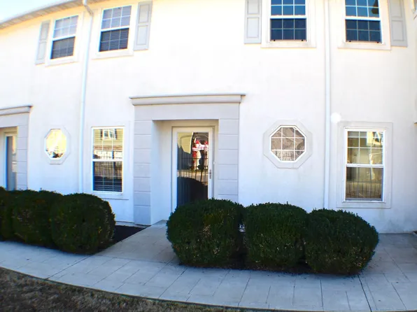102 Village Trce APT 15, Kingston, TN 37763