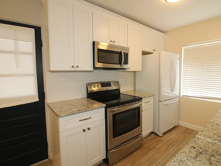 207 Lake View Dr — Photo 2