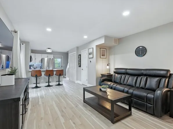 2621 Wingate Ct, Aurora, IL 60502