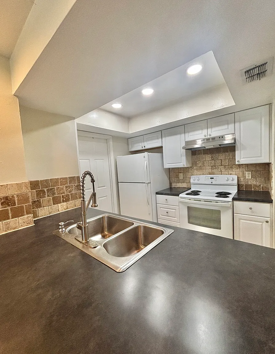 Available Now! Annual 3 Bed, 2 Bath Duplex With a 1 car garage! — Photo 4