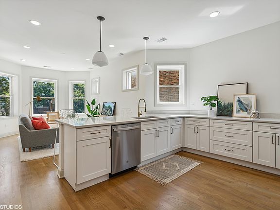4th image of 2510 N Avers Ave APT 2