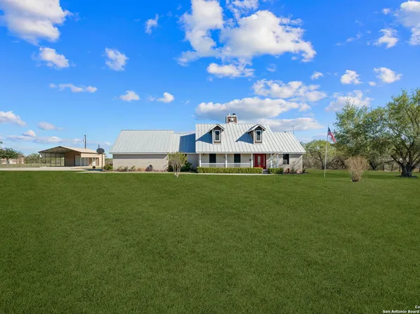 136 Country Place, Adkins, TX 78101