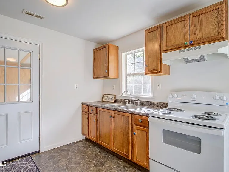 2540 Volunteer Pkwy — Photo 19