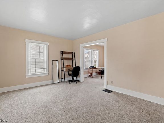 3rd image of 618 Broadway St E