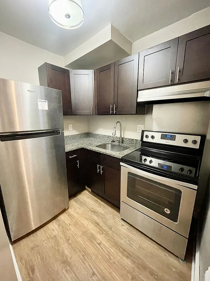 Franklin Court Apartments — Photo 1