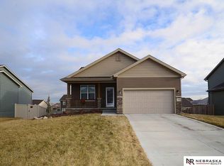 2208 Park Crest Dr, Papillion, NE 68133