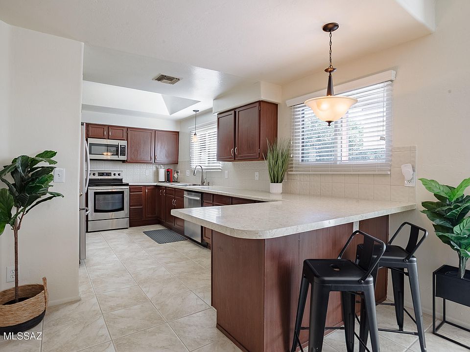 1st image of 722 W Annandale Way