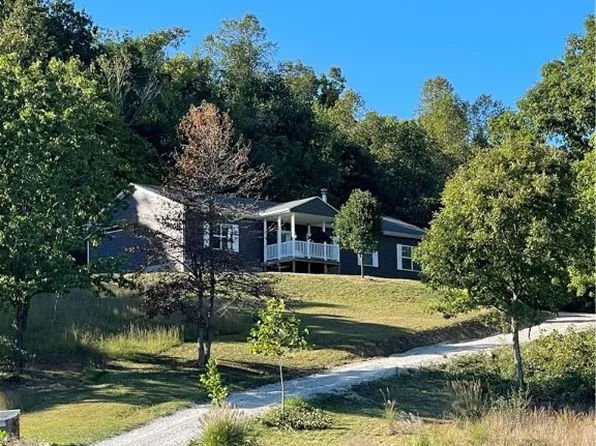 180 Tower Dr, Culloden, WV 25510