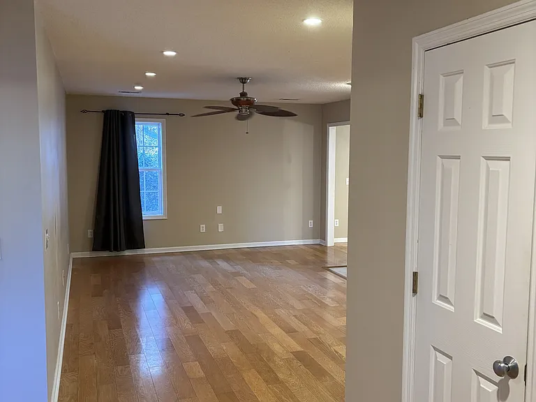 480 Spring Lake Dr — Photo 2