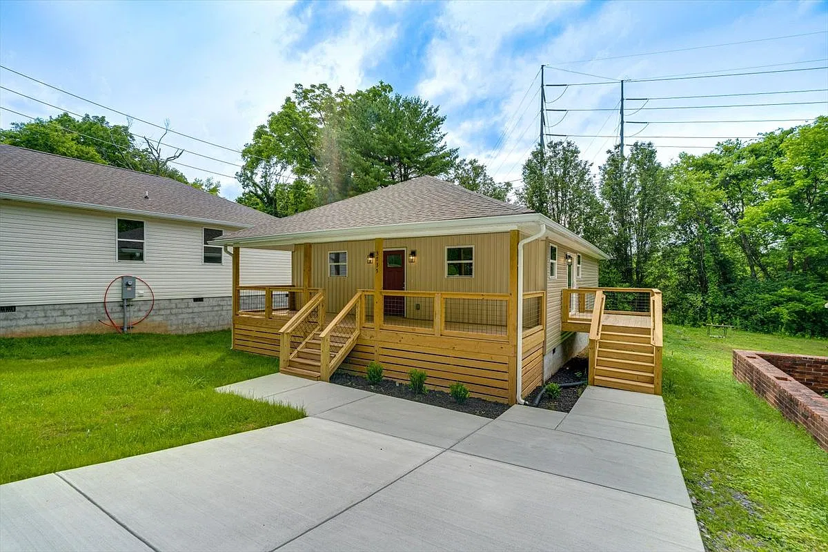 3 bed, 2.0 bath, 1200 sqft, $2,200 — Photo 1