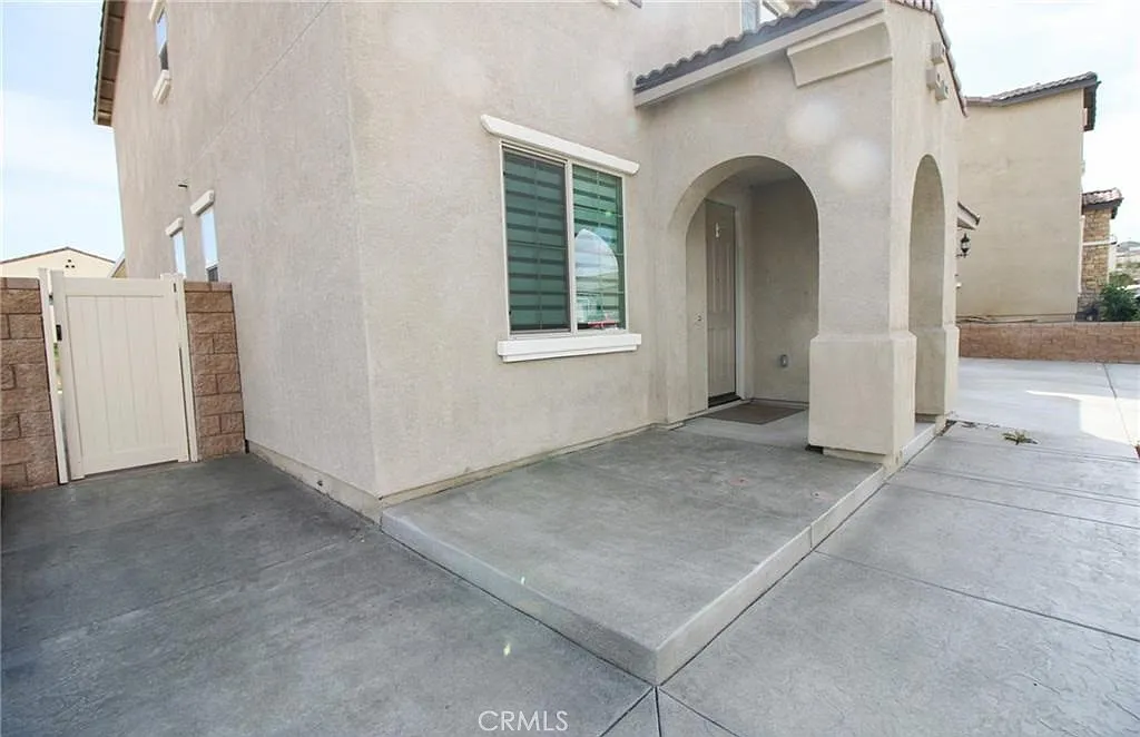 5 bed, 2.5 bath, 2600 sqft, $3,495 — Photo 3