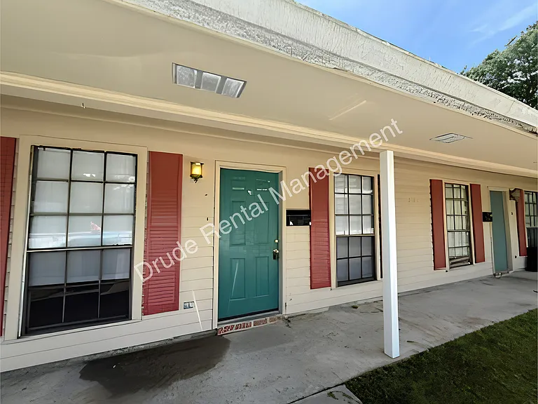 610 Old Covington Hwy — Photo 2