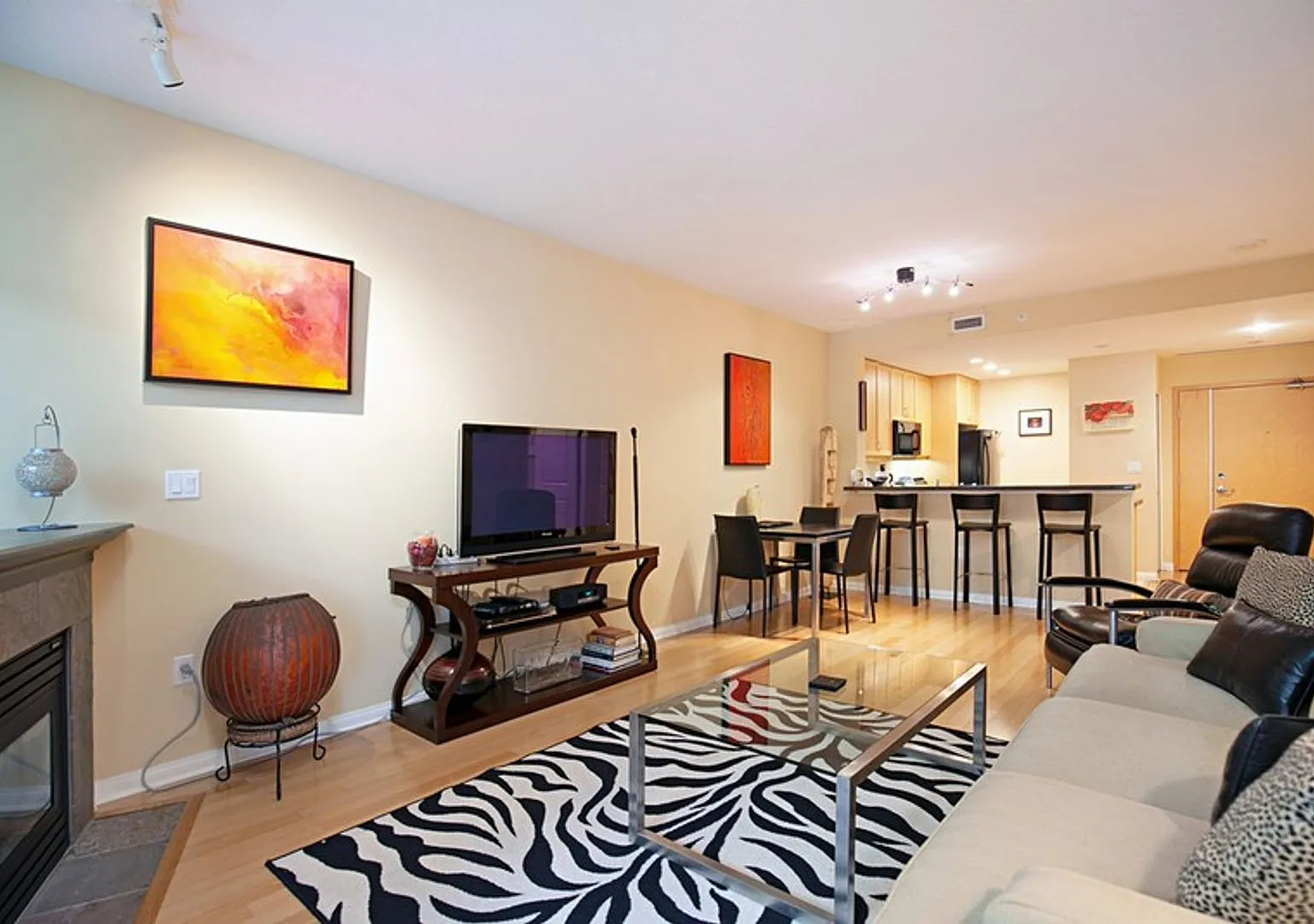 Fully Furnished 1 bedroom, 1 bath located in The Discovery Building! — Photo 2