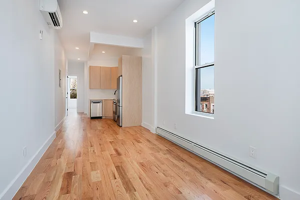 Rented by Max Apt LLC | media 9