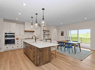 17425 Oakwood Dr, Urbandale, IA 50323