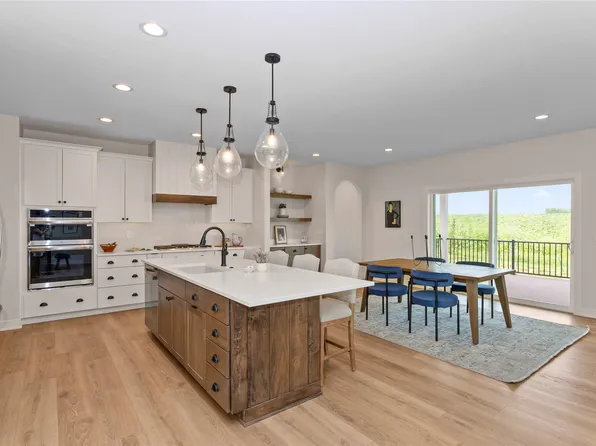 17425 Oakwood Dr, Urbandale, IA 50323