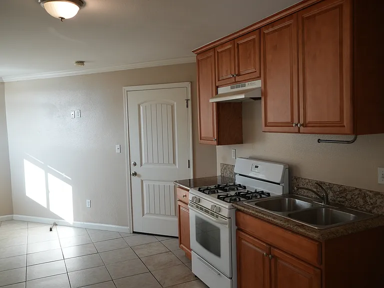 1606 Gramercy Ave #208 — Photo 2