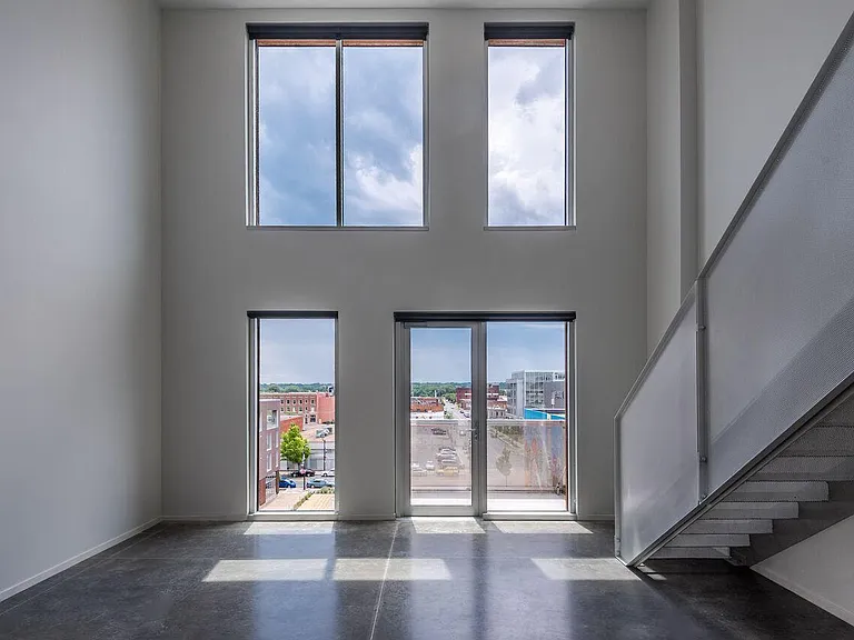 219 E Grand Ave — Photo 9
