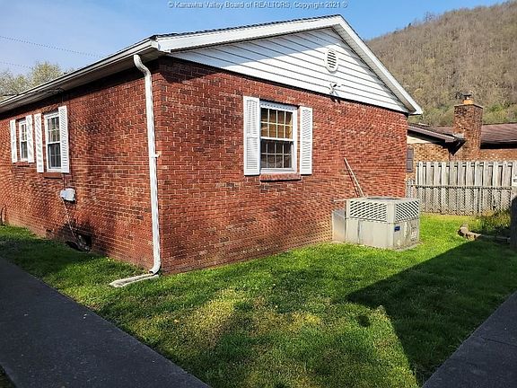 3rd image of 121 Evans St