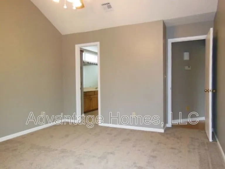 4811 Horton St — Photo 7
