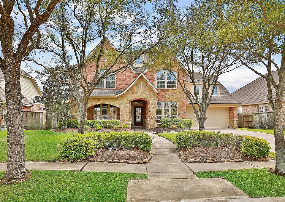 Welcome to 23707 Desert Gold in the heart of Seven Meadows, Katy.