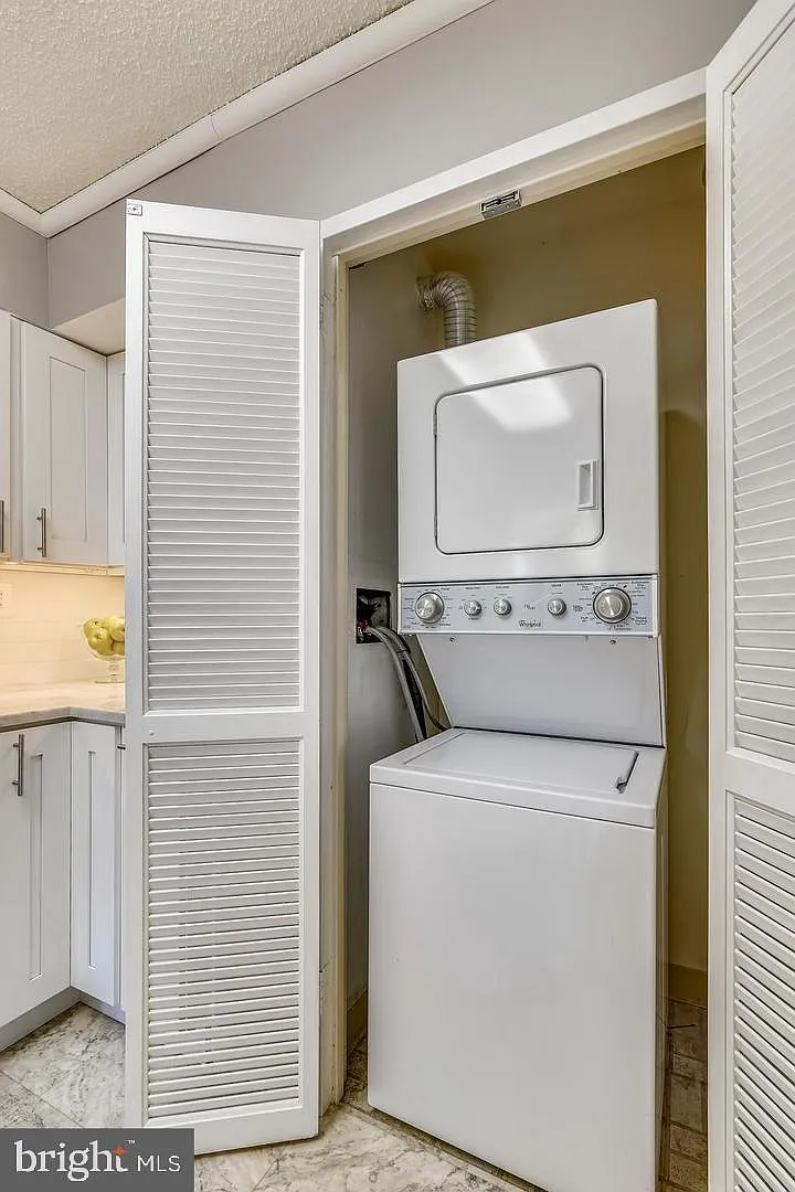1 bed, 856 sqft, $2,400 — Photo 4