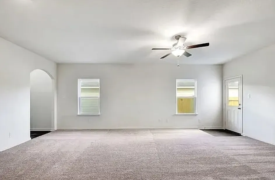 5 bed, 2470 sqft, $2,200 — Photo 3