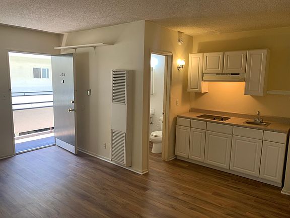 10944 Strathmore Drive, #305, Westwood, CA 90024 - STUDIO Kitchen Area/Bathroom