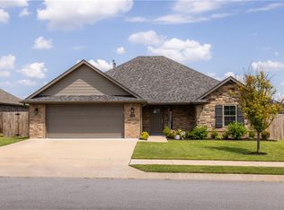 994 Maple View St, Tontitown, AR 72762