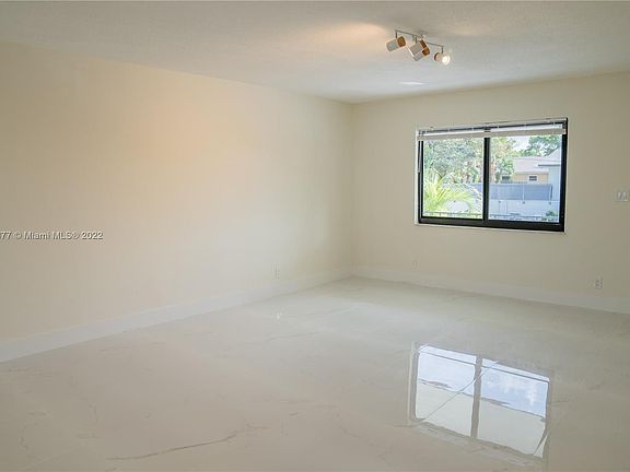 5th image of 615 NE 26th St APT 6