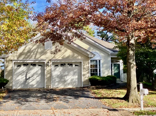 39 Silverspring Drive, Lakewood, NJ 08701