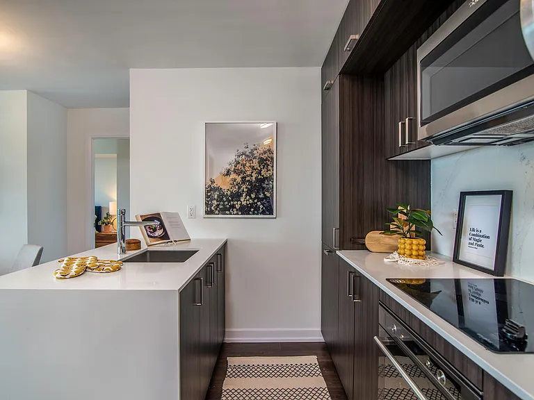19 Erskine Ave #1810 — Photo 18