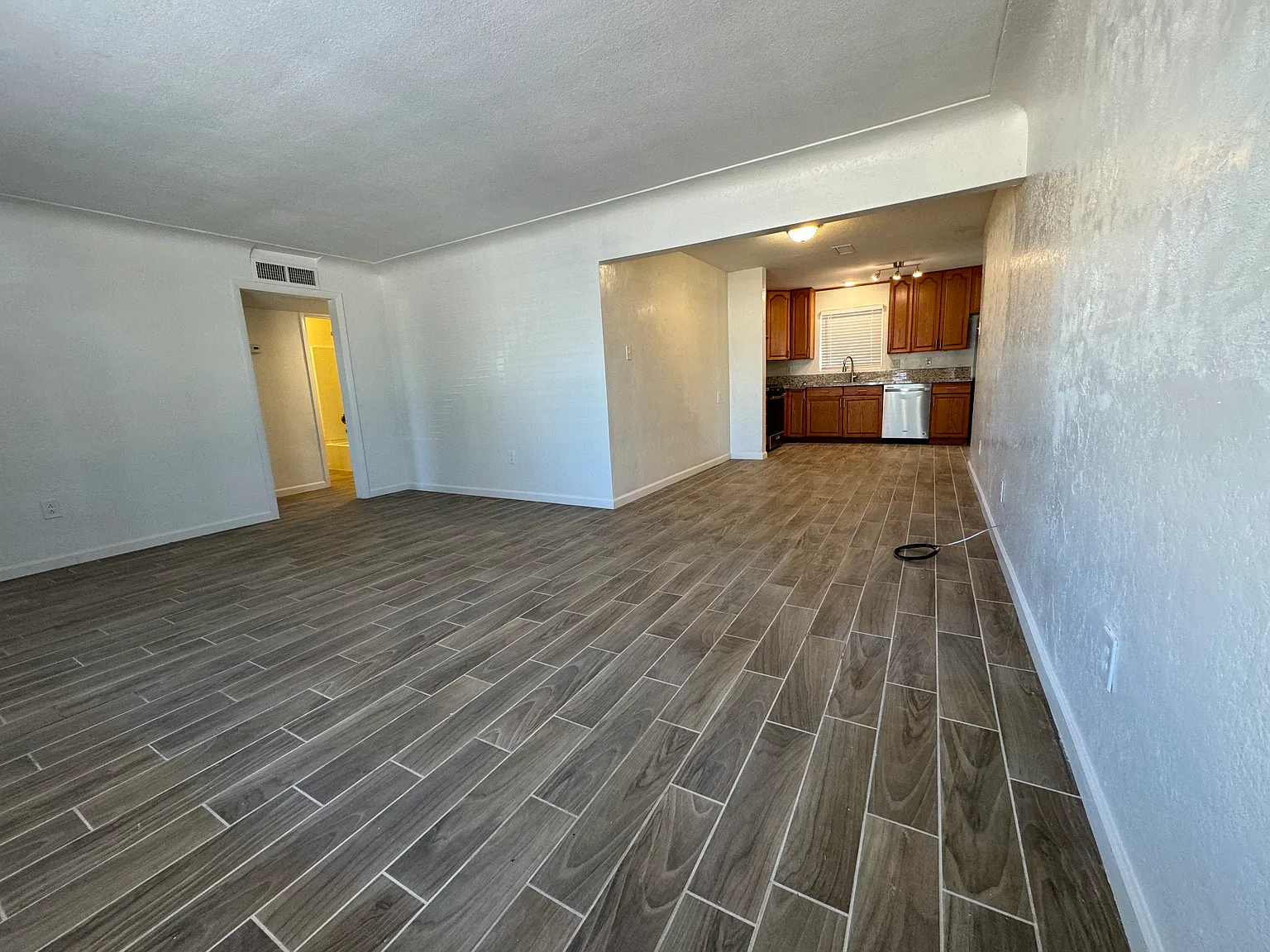 328 E Lester St — Photo 2