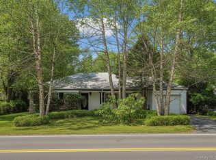 64 Middleneck Rd, Roslyn, NY 11576