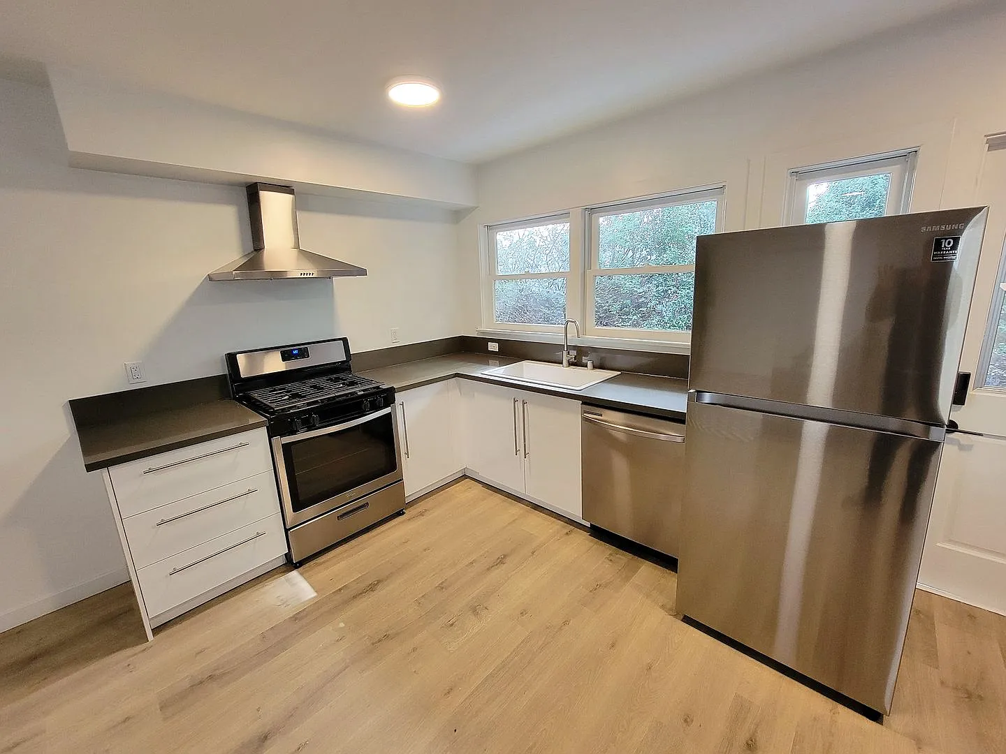 1226 S Manhattan Place — Photo 2
