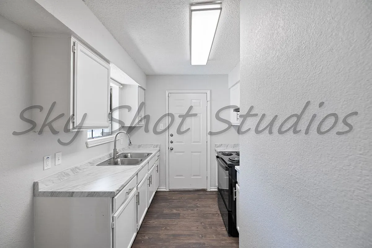 3 bed, 1.0 bath, 952 sqft, $1,400 — Photo 4