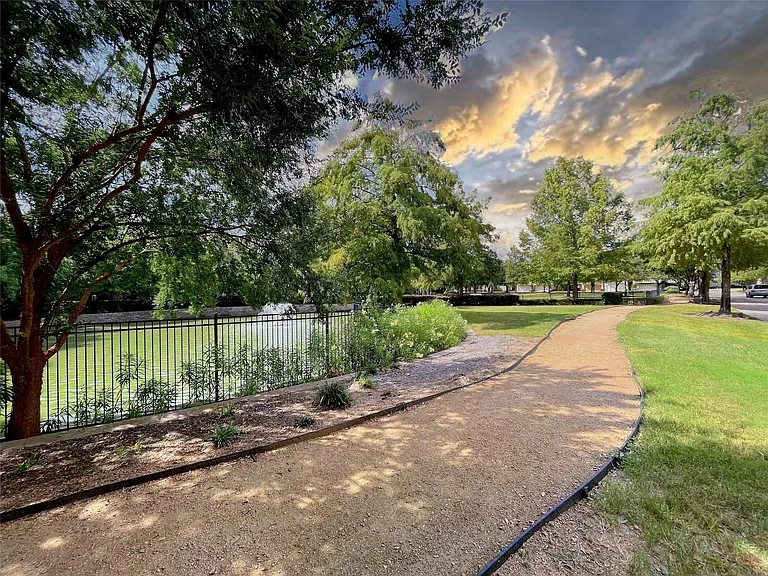 2612 Edgefield Lakes Dr — Photo 35