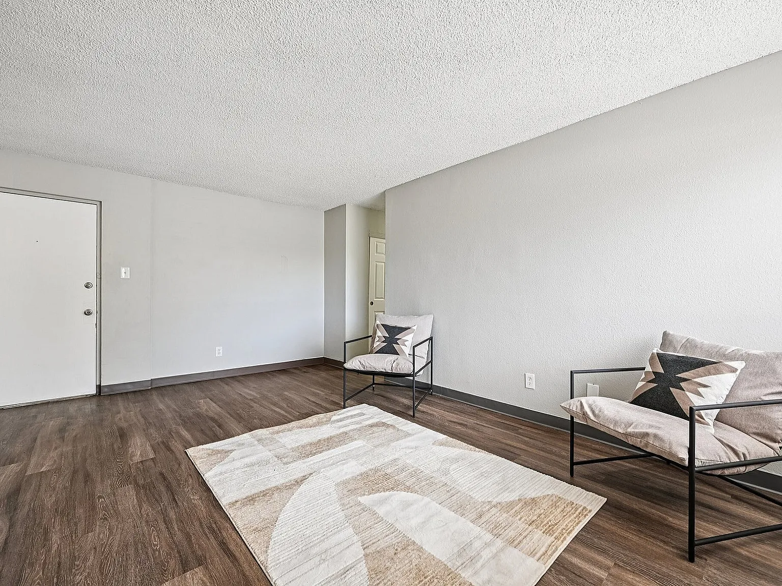 Saint Clair Apartments — Photo 4