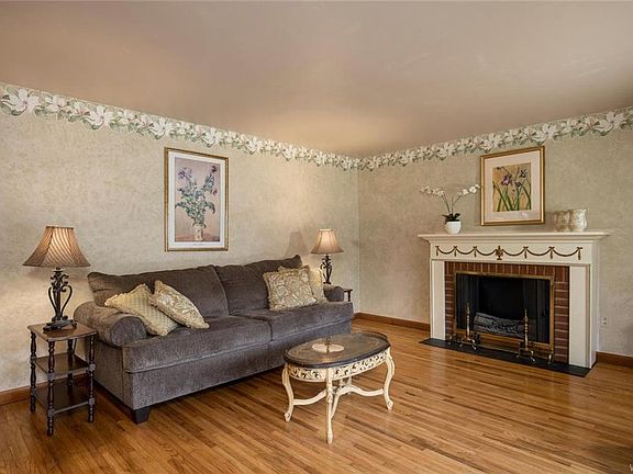 4th image of 61 Henry Dr