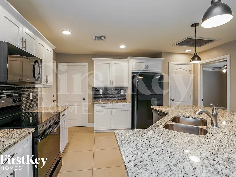 2503 33rd St SW — Photo 6