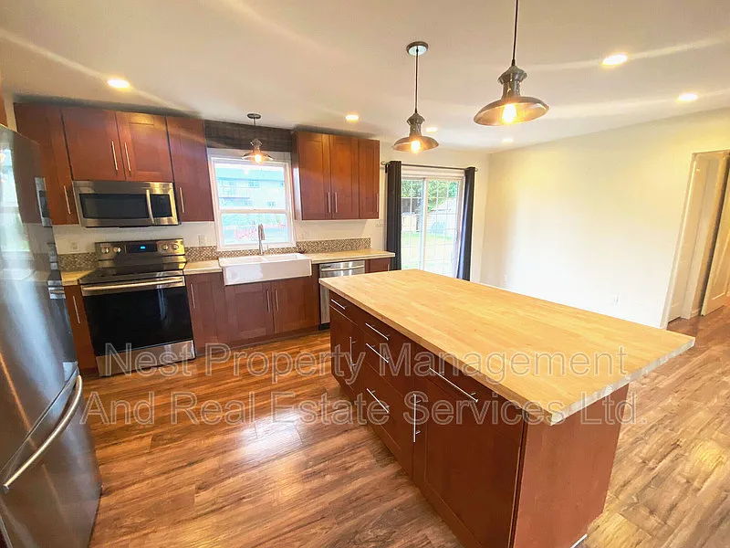 3 bed, 1.0 bath, $2,895 — Photo 2