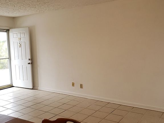 3rd image of 907 Sierra Pl
