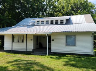 709 Main St, Burns, TN 37029