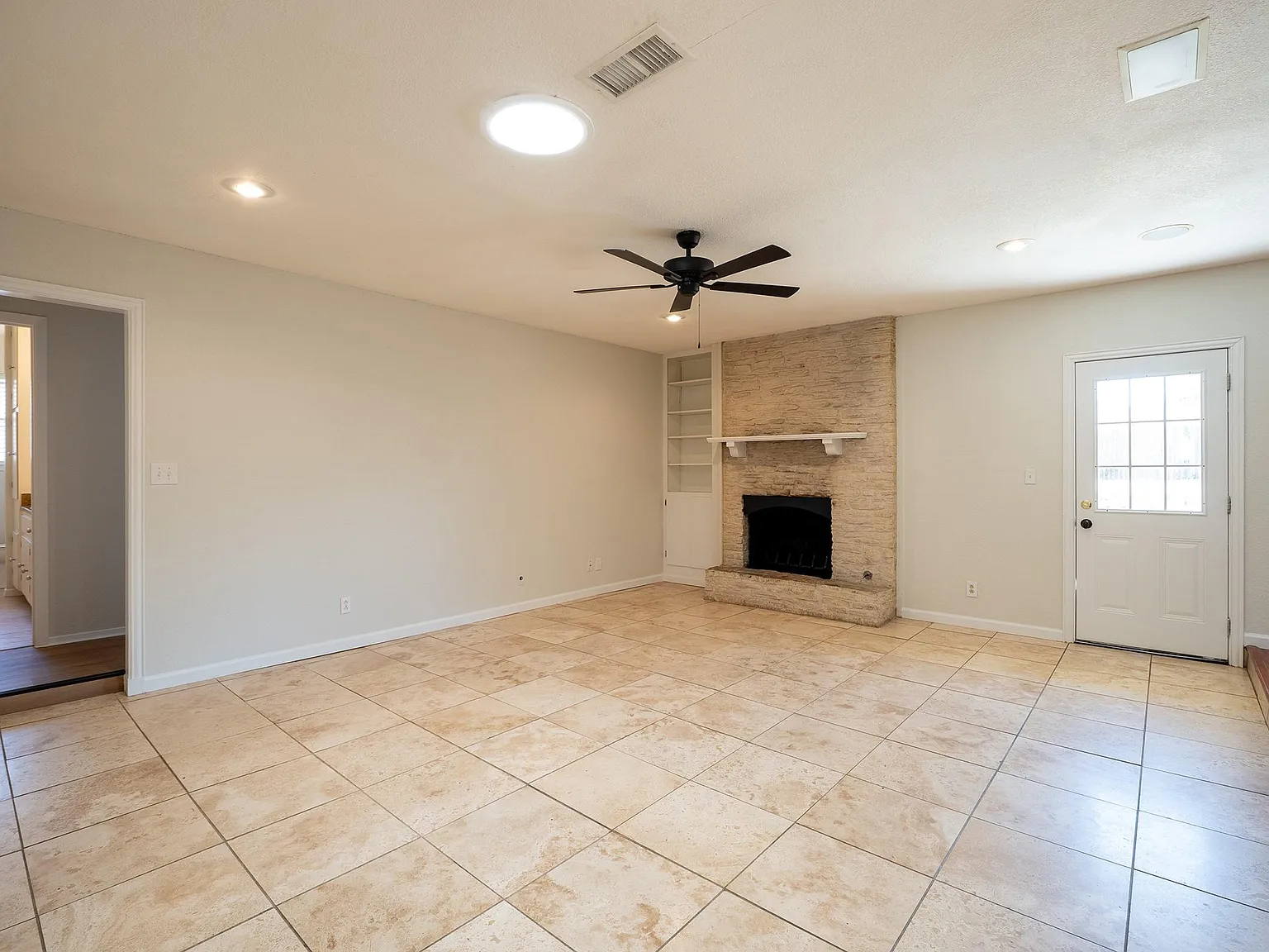 4 bed, 2.0 bath, 1997 sqft, $2,350 — Photo 4