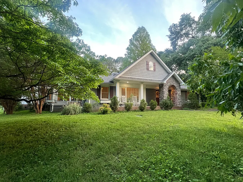 110 Hillcrest Cir