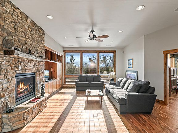 4th image of 551 Sutton Pl