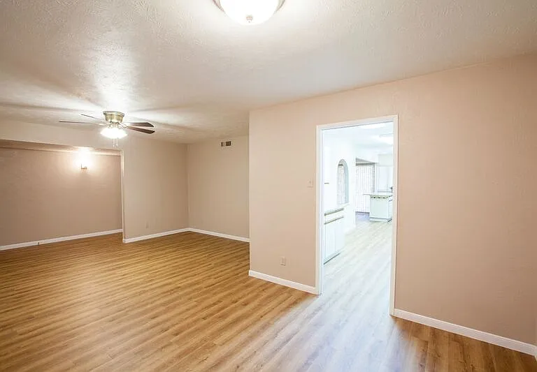 921 Mossvine Dr — Photo 11