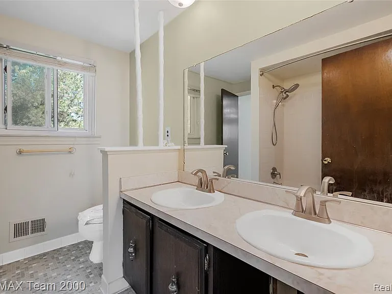 2053 Brookfield St — Photo 18